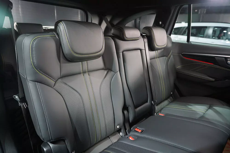 Ở bản tiêu chuẩn Active, mẫu SUV hạng trung này có những trang bị như lưới tản nhiệt sơn màu xám đậm, vành hợp kim 18 inch, ghế bọc nỉ, màn hình cảm ứng trung tâm 8 inch và hỗ trợ kết nối Apple CarPlay/Android Auto không dây