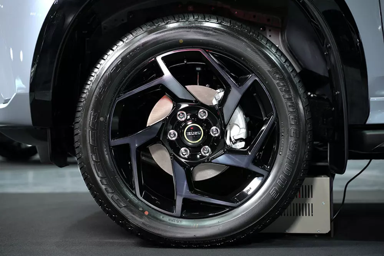 Chưa hết, bản RS còn có nhiều chi tiết ngoại thất màu đen bóng như lưới tản nhiệt, khe gió trên cản trước, khe gió giả trên chắn bùn trước, vành la-zăng, nẹp hốc bánh, ốp gương chiếu hậu, baga nóc, ăng-ten vây cá mập, viền bao quanh cụm đèn trên cản sau và cánh gió mui.