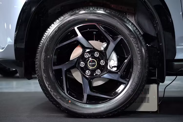 Chưa hết, bản RS còn có nhiều chi tiết ngoại thất màu đen bóng như lưới tản nhiệt, khe gió trên cản trước, khe gió giả trên chắn bùn trước, vành la-zăng, nẹp hốc bánh, ốp gương chiếu hậu, baga nóc, ăng-ten vây cá mập, viền bao quanh cụm đèn trên cản sau và cánh gió mui.