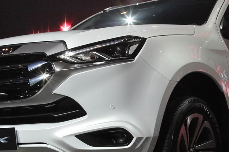 Đầu tiên là động cơ diesel DDi Blue Power 4 xi-lanh, dung tích 1.9L, cho công suất tối đa 150 mã lực và mô-men xoắn cực đại 350 Nm. Thứ hai là động cơ diesel DDi Blue Power với dung tích 3.0L, công suất tối đa 190 mã lực và mô-men xoắn cực đại 450 Nm.