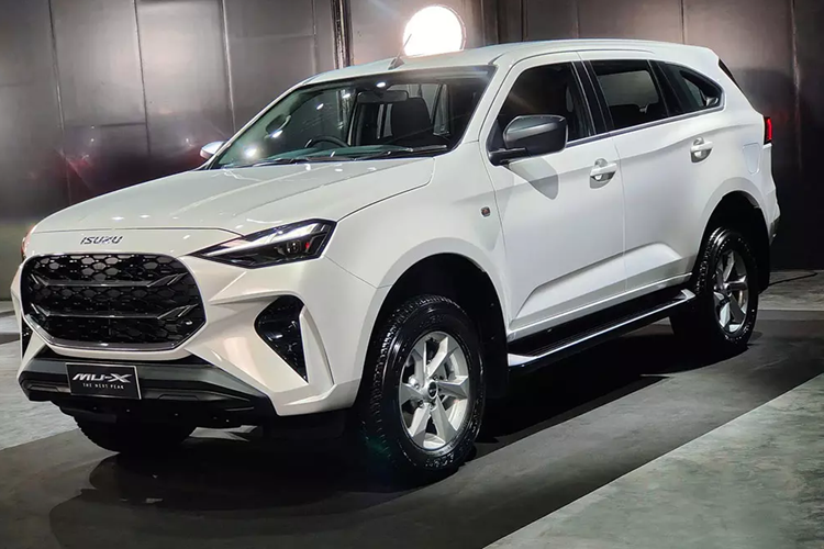 Với bản RS, xe có thêm camera 360 độ, bao gồm cả quan sát dưới gầm xe, và ghế trước chỉnh điện. Những trang bị còn lại của bản RS không khác bản Ultimate. Nằm bên dưới nắp ca-pô của Isuzu MU-X 2025 tại thị trường Thái Lan vẫn là 2 tùy chọn động cơ.