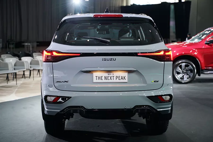 Thêm vào đó là những điểm nhấn màu xanh cốm ở trục bánh hoặc logo "RS" trên lưới tản nhiệt và cửa cốp sau. Tương tự ngoại thất, nội thất của bản RS cũng có những chi tiết màu xanh cốm như chỉ khâu ghế và logo "RS" được thêu trên tựa đầu ghế trước.