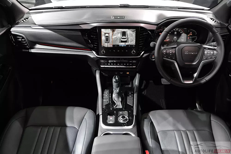 Những chi tiết ốp nội thất màu bạc nhám và hệ thống đèn viền màu đỏ cũng là trang bị dành riêng cho Isuzu MU-X RS 2025.