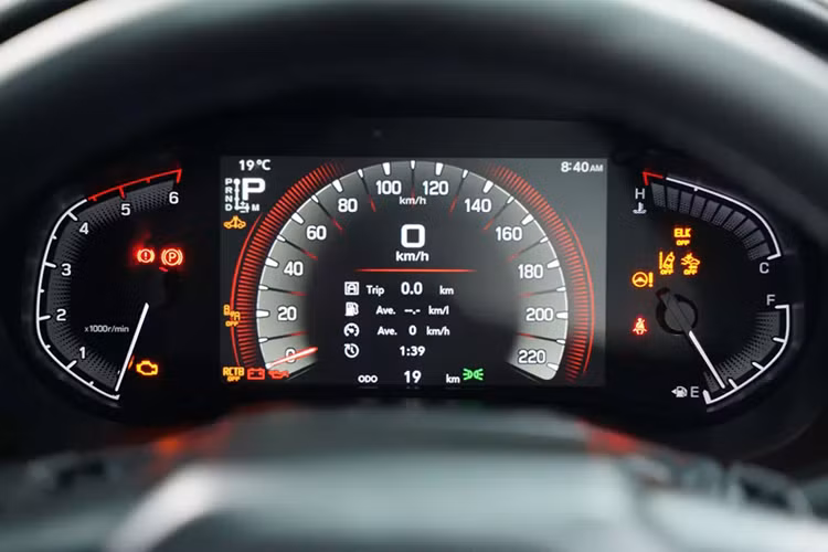 Với bản Ultimate, xe được bổ sung 5 tính năng an toàn chủ động ADAS mới, bao gồm hệ thống hỗ trợ giữ làn đường, hệ thống hỗ trợ lái khi tắc đường, hỗ trợ giữ làn đường khẩn cấp, hệ thống cảnh báo kiêm hỗ trợ tránh lệch làn đường và cảnh báo phương tiện cắt ngang khi lùi tích hợp phanh khẩn cấp tự động.