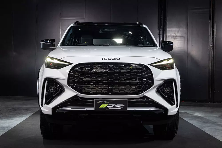 Để tạo sự khác biệt với các bản còn lại, Isuzu MU-X RS 2025 được trang bị lưới tản nhiệt với mắt lưới tổ ong và không có 2 nan nằm ngang. Bên trong lưới tản nhiệt còn có logo "RS" mạ crôm như dấu hiệu nhận biết.