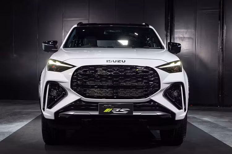 Để tạo sự khác biệt với các bản còn lại, Isuzu MU-X RS 2025 được trang bị lưới tản nhiệt với mắt lưới tổ ong và không có 2 nan nằm ngang. Bên trong lưới tản nhiệt còn có logo "RS" mạ crôm như dấu hiệu nhận biết.