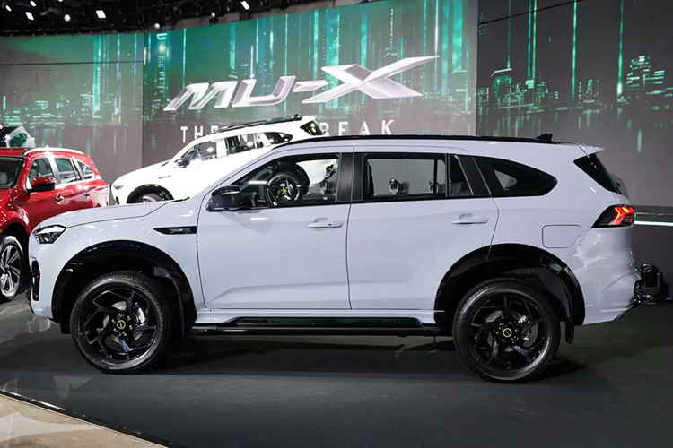 Khi mua Isuzu MU-X 2025, khách hàng Thái Lan có thể chọn các màu sơn ngoại thất như xám, trắng, đỏ, đen, bạc Iceberg và bạc Bohemian. Sau Thái Lan, mẫu SUV hạng trung này dự kiến sẽ tiếp tục ra mắt những thị trường Đông Nam Á khác như Việt Nam.