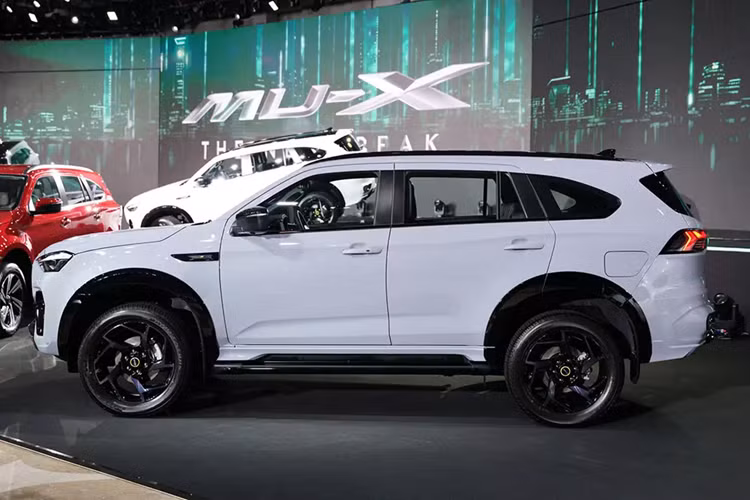 Khi mua Isuzu MU-X 2025, khách hàng Thái Lan có thể chọn các màu sơn ngoại thất như xám, trắng, đỏ, đen, bạc Iceberg và bạc Bohemian. Sau Thái Lan, mẫu SUV hạng trung này dự kiến sẽ tiếp tục ra mắt những thị trường Đông Nam Á khác như Việt Nam.