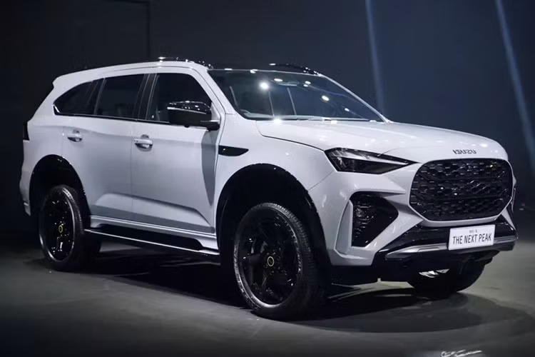 Hãng Isuzu đã chính thức giới thiệu phiên bản nâng cấp của dòng SUV hạng trung MU-X ở thị trường Thái Lan. Mẫu Isuzu MU-X 2025 mới này có tổng cộng 4 phiên bản, bao gồm Active, Elegant, Ultimate và RS, với giá bán dao động từ 1,184 - 1,759 triệu Baht (khoảng 826 triệu đến 1,227 tỷ đồng).