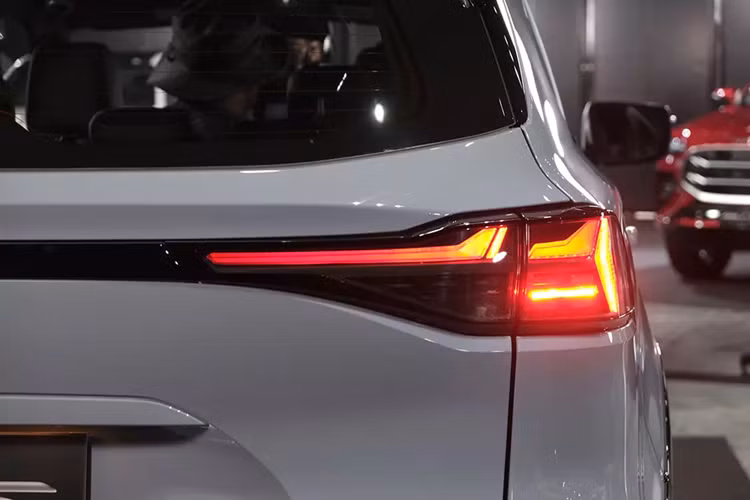 So với phiên bản cũ, mẫu xe SUV Isuzu MU-X 2025 đã được thay đổi nhẹ ở thiết kế ngoại thất. Theo đó, xe có thêm cụm đèn pha và đèn hậu LED mới với thiết kế Dynamic Blade. Cụm đèn pha tích hợp dải đèn LED định vị ban ngày với thiết kế sắc sảo, tương tự tạo hình bên trong đèn hậu.