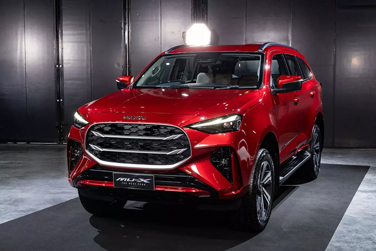 Động cơ sẽ kết hợp với hộp số tự động 6 cấp với lẫy chuyển số trên vô lăng cùng hệ dẫn động 1 cầu hoặc 2 cầu. Riêng hệ dẫn động 4 bánh của bản RS sẽ có thêm chế độ vượt địa hình khó Rough Terrain Mode.