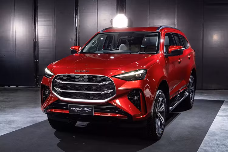 Động cơ sẽ kết hợp với hộp số tự động 6 cấp với lẫy chuyển số trên vô lăng cùng hệ dẫn động 1 cầu hoặc 2 cầu. Riêng hệ dẫn động 4 bánh của bản RS sẽ có thêm chế độ vượt địa hình khó Rough Terrain Mode.