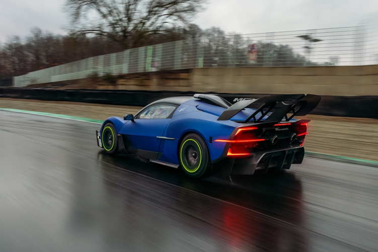 Khách hàng cũng có thể thêm các dòng chữ như tên của họ vào tấm đính phiên bản giới hạn “One of 62” trong khoang nội thất của xe.