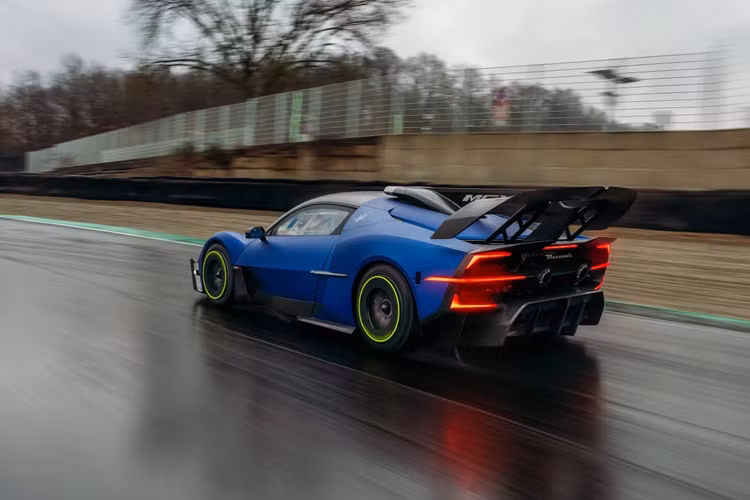 Khách hàng cũng có thể thêm các dòng chữ như tên của họ vào tấm đính phiên bản giới hạn “One of 62” trong khoang nội thất của xe.