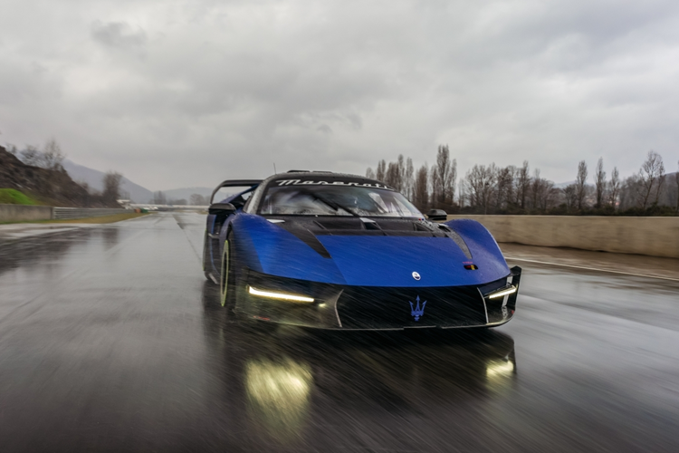 Mẫu xe là một chế tạo ấn tượng được tạo ra để thống trị đường đua và vượt qua những khúc cua, đồng thời chiếc xe cũng chính là một viên ngọc thực sự của cơ học và khí động học, hoàn hảo cho khả năng giữ thăng bằng và xử lý trên đường đua.