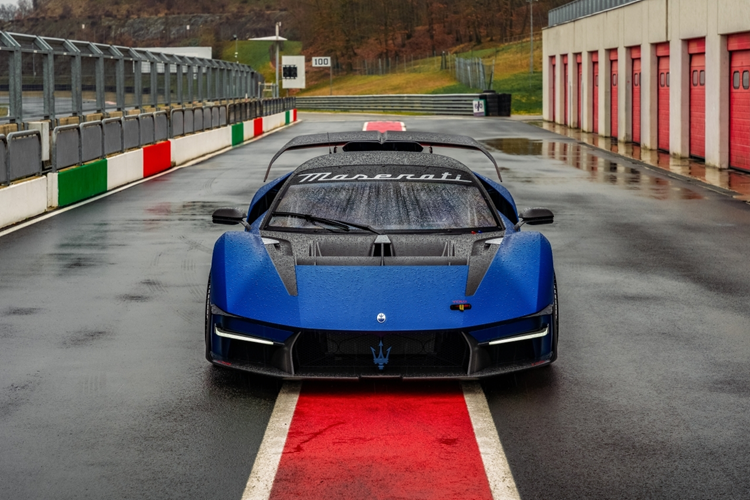 Mẫu siêu xe Maserati MCXtrema 2024 đã có buổi ra mắt đầu tiên tại Autodromo Varano de’ Melegari vào tháng 2 này. Mẫu xe từng được lái bởi tay đua lái thử của Maserati – Tay đua Andrea Bertolini và theo Maserati, đường đua là nơi lý tưởng để giải phóng năng lượng của khối động cơ V6 3.0 lít tăng áp kép của chiếc xe, sản sinh công suất 720 mã lực và mô-men xoắn 730 Nm.