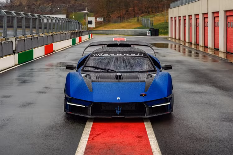 Mẫu siêu xe Maserati MCXtrema 2024 đã có buổi ra mắt đầu tiên tại Autodromo Varano de’ Melegari vào tháng 2 này. Mẫu xe từng được lái bởi tay đua lái thử của Maserati – Tay đua Andrea Bertolini và theo Maserati, đường đua là nơi lý tưởng để giải phóng năng lượng của khối động cơ V6 3.0 lít tăng áp kép của chiếc xe, sản sinh công suất 720 mã lực và mô-men xoắn 730 Nm.