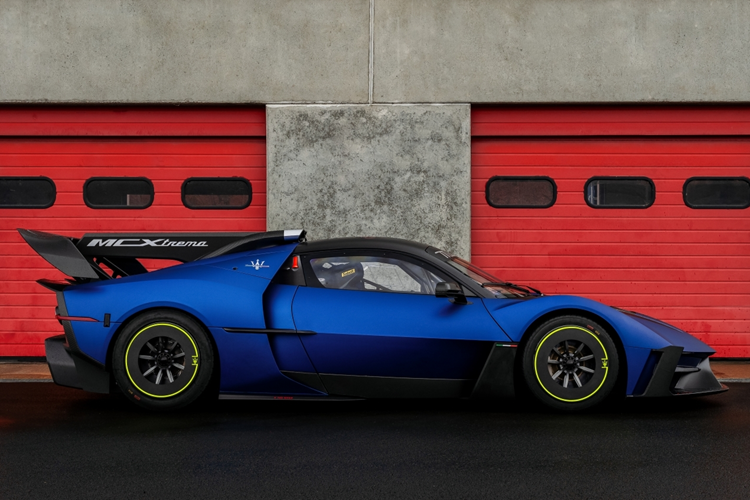 Mẫu xe còn được trang bị kết hợp với hộp số tuần tự sáu cấp truyền động tới bánh sau thông qua bộ vi sai chống trượt. Theo Bertolini việc đưa một chiếc xe mới ra đường đua luôn mang lại cảm giác đặc biệt, độc đáo và phấn khích giống như trường hợp của MCXtrema.