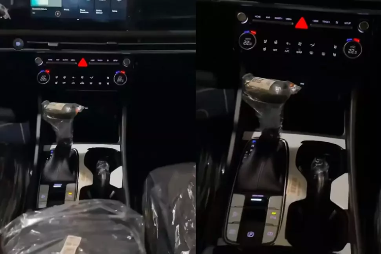 Bên trong xe, chiếc Hyundai Tucson 2025 bản thấp cũng được trang bị khá tươm tất. Tại đây, chúng ta có thể bắt gặp vô lăng 3 chấu mới, tích hợp các phím chức năng. Phía sau vô lăng là màn hình cong, kết hợp bảng đồng hồ kỹ thuật số và màn hình cảm ứng trung tâm.