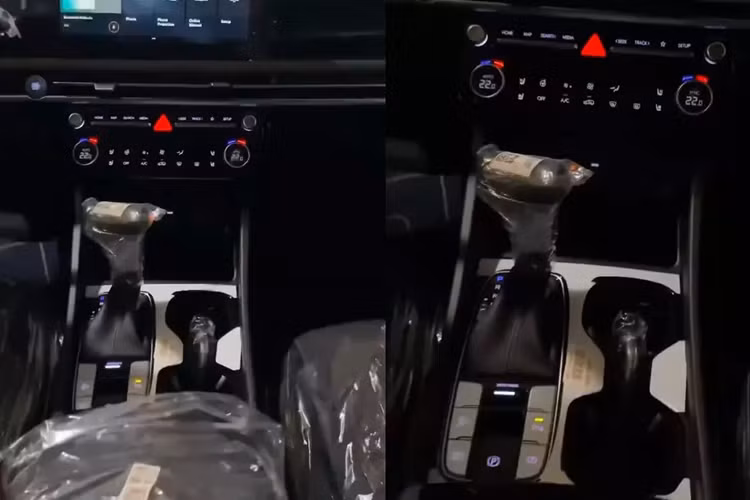 Bên trong xe, chiếc Hyundai Tucson 2025 bản thấp cũng được trang bị khá tươm tất. Tại đây, chúng ta có thể bắt gặp vô lăng 3 chấu mới, tích hợp các phím chức năng. Phía sau vô lăng là màn hình cong, kết hợp bảng đồng hồ kỹ thuật số và màn hình cảm ứng trung tâm.