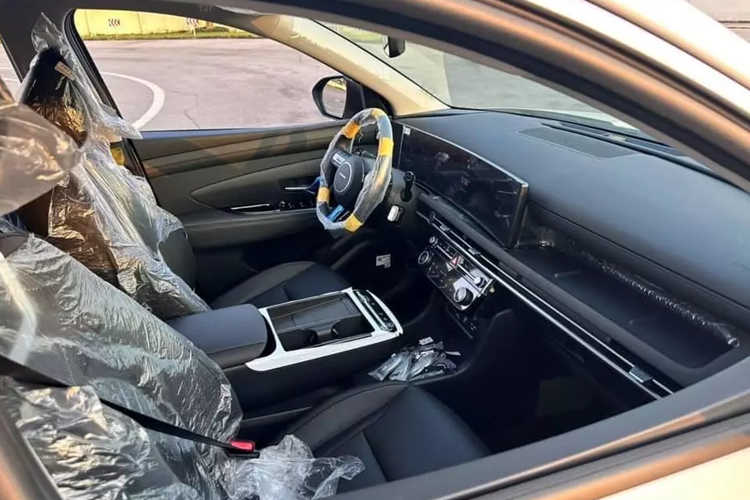 Thêm vào đó là ghế bọc da, hệ thống điều hòa tự động chỉnh bằng màn hình cảm ứng, phanh tay điện tử và khay chứa đồ trên mặt táp-lô, bên phía ghế phụ lái. Tuy nhiên, khác với bản cao cấp, Hyundai Tucson 2025 bản thấp không sở hữu cần số điện tử mới sau vô lăng.