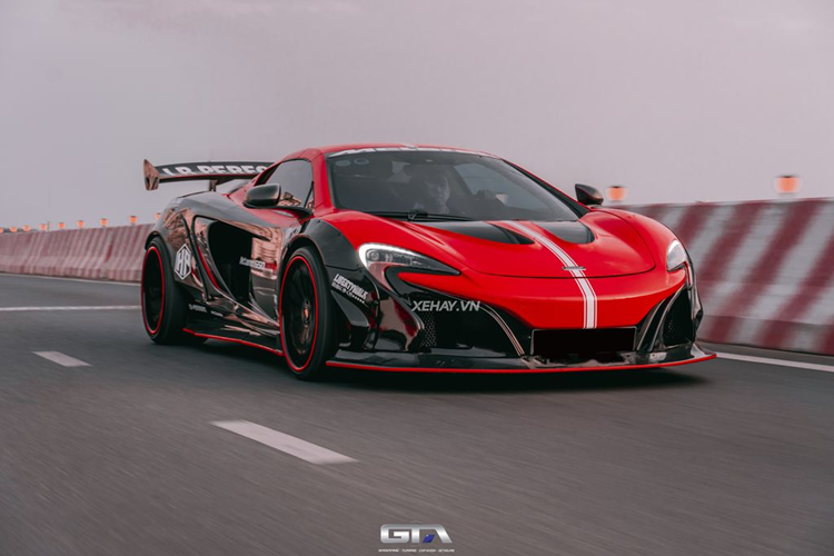 Được biết đến là dòng xe đầu tiên của thương hiệu siêu xe Anh quốc cập bến Việt Nam, McLaren 650S Spider mui trần sở hữu thiết kế mang đậm tính khí động học và có giá bán lên đến hàng chục tỷ đồng tại thời điểm mới về nước.