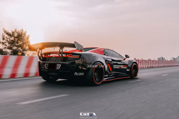 Kết hợp với hộp số tự động ly hợp kép 7 cấp và hệ dẫn động cầu sau giúp xe có khả năng tăng tốc từ 0-100 km/h trong khoảng 3 giây, trước khi đạt vận tốc tối đa 328 km/h. Mức giá xe McLaren 650S Spider tại Việt Nam trên thị truòng xe cũ hiện khoảng trên dưới 10 tỷ đồng.