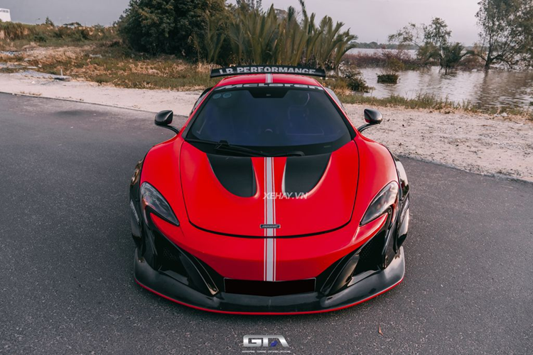 Tại nước ta, số lượng xe McLaren 650S Spider tại Việt Nam có khoảng trên 6 chiếc, trong đó chỉ có 2 chiếc độ Liberty Walk. Và chiếc trong bài là xe thứ hai tại Việt Nam sở hữu gói độ đình đám của hãng xe Nhật Bản.