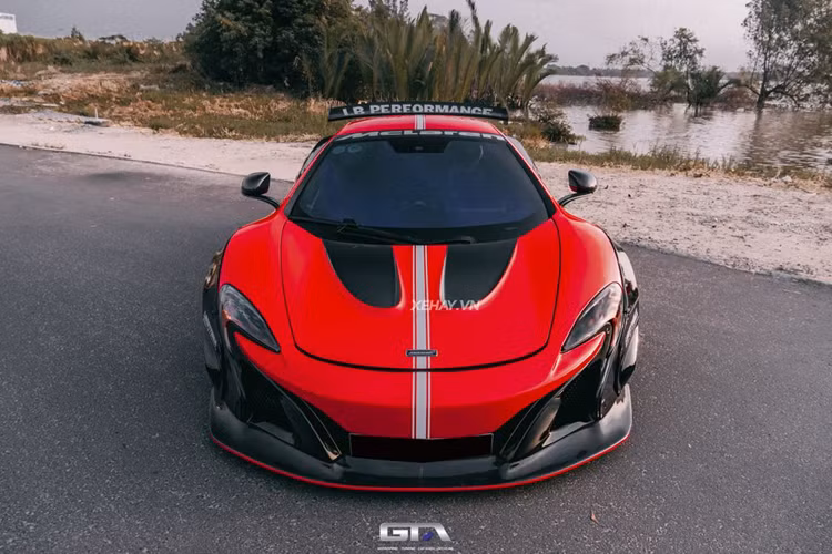 Tại nước ta, số lượng xe McLaren 650S Spider tại Việt Nam có khoảng trên 6 chiếc, trong đó chỉ có 2 chiếc độ Liberty Walk. Và chiếc trong bài là xe thứ hai tại Việt Nam sở hữu gói độ đình đám của hãng xe Nhật Bản.