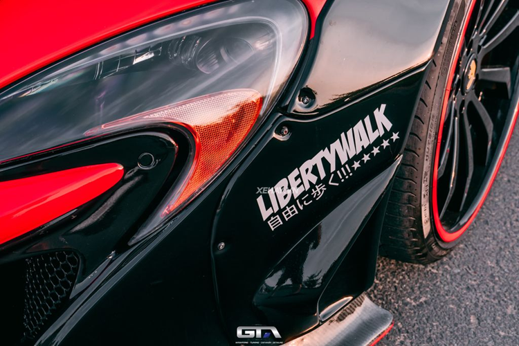 Ngoài ra, bộ mâm của xe cũng đã được chuyển sang loại Forgiato chấu đơn, được tạo hình theo kiểu vòng xoáy ấn tượng. Trong khi ở phía đuôi, xe được bổ sung cánh gió cỡ lớn bằng carbon để tăng phần mạnh mẽ.