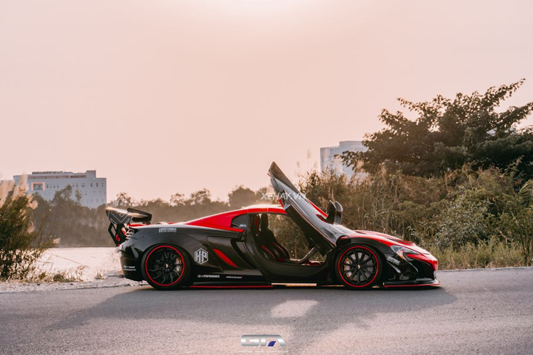 So với chiếc McLaren 650S Spider độ Liberty Walk đầu tiên, chiếc trong bài có một vài điểm khác biệt ở ngoại thất. Điển hình như khu vực nắp capô của xe được làm hoàn toàn từ sợi carbon, lấy cảm hứng từ mẫu siêu xe hypercar McLaren P1.