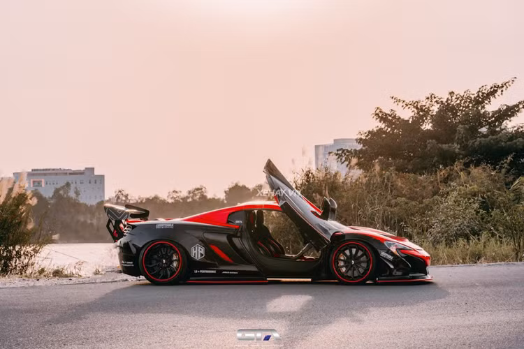 So với chiếc McLaren 650S Spider độ Liberty Walk đầu tiên, chiếc trong bài có một vài điểm khác biệt ở ngoại thất. Điển hình như khu vực nắp capô của xe được làm hoàn toàn từ sợi carbon, lấy cảm hứng từ mẫu siêu xe hypercar McLaren P1.