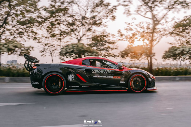 Mặc dù được làm mới với khá nhiều chi tiết đắt tiền, nhưng động cơ của chiếc McLaren 650S Spider độ Liberty Walk thứ 2 tại Việt Nam này lại không có bất kỳ sự thay đổi nào. Cung cấp sức mạnh cho xe vẫn là khối động cơ V8 tăng áp kép 3.8L nguyên bản, cho công suất tối đa 641 mã lực.