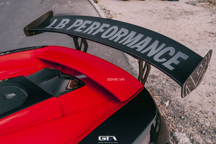 Kế đến là các chi tiết như cản trước/sau và nẹp sườn bên hông xe cũng được đổi sang sử dụng vật liệu carbon để tăng phần thể thao.