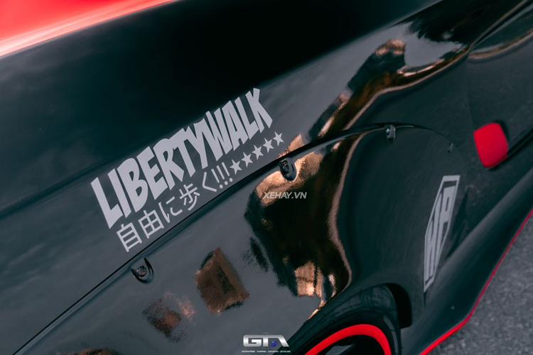 Điểm đặc biệt của gói độ Liberty Walk chắc hẳn phải kể đến phần hốc bánh xe được mở rộng bằng cách dùng đinh tán bắt trực tiếp vào thân xe để cố định vòm bánh trước/sau.