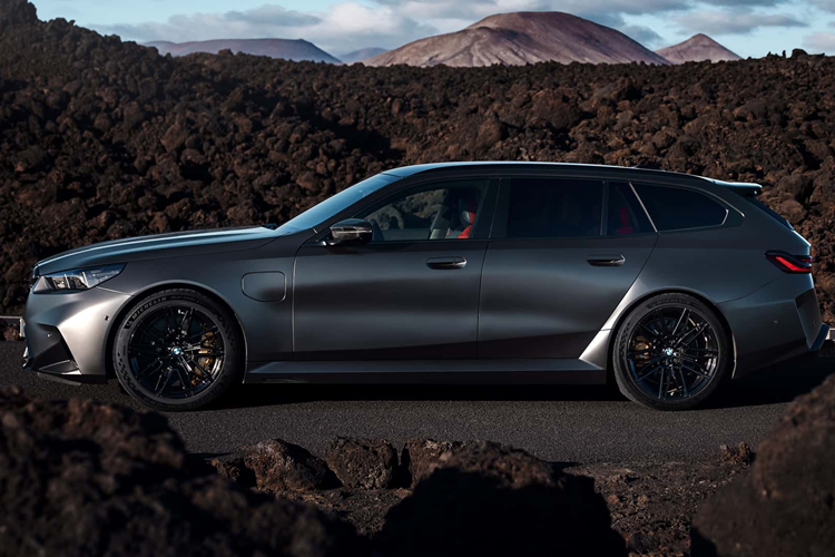 Trên phiên bản Touring, các trang bị về động cơ hay công suất đầu ra, hộp số, kích thước lốp hoặc thiết lập hệ thống treo vẫn tương tự như phiên bản Coupe. Mức công suất đầu ra của xe ở mức 717 mã lực và mô-men xoắn cực đại 1.000 Nm được tạo ra bởi hệ thống điện và động cơ V8 tăng áp 4,4 lít.