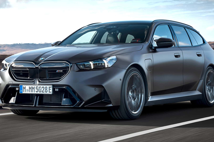 Mẫu xe được trang bị một cánh lướt gió che phủ đường mái của Touring và phần nắp cốp sau có phần đứng với những đường nét thiết kế góc cạnh. Với hàng ghế sau có thể gập xuống, tính thực dụng của xe tăng lên thêm nhiều lần, từ đây không gian chở hàng của xe rộng hơn hẳn so với BMW M5 thông thường.