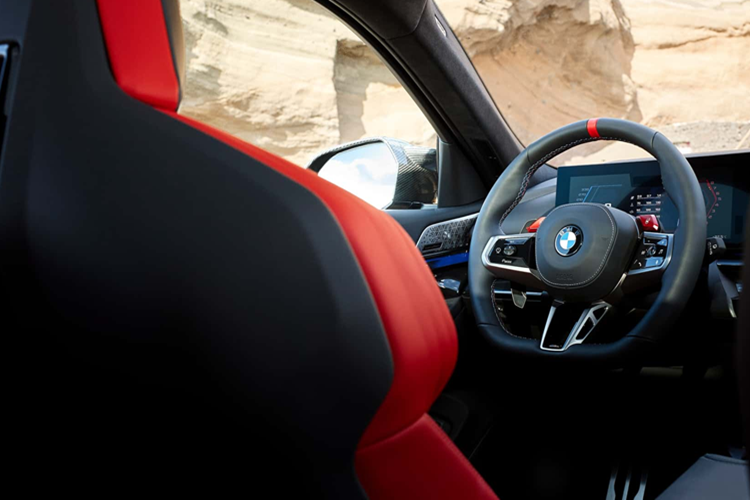 Về diện mạo tổng thể, M5 Touring là một chiếc wagon có thiết kế phần vòm bánh sau loe nổi bật. Xe cũng được trang bị các tấm phản quang dọc đã được tích hợp lại vào cản sau với cửa sau dạng hatchback và tấm kim loại bổ sung phía trên.