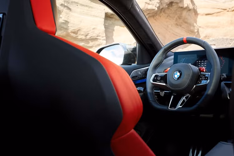 Về diện mạo tổng thể, M5 Touring là một chiếc wagon có thiết kế phần vòm bánh sau loe nổi bật. Xe cũng được trang bị các tấm phản quang dọc đã được tích hợp lại vào cản sau với cửa sau dạng hatchback và tấm kim loại bổ sung phía trên.