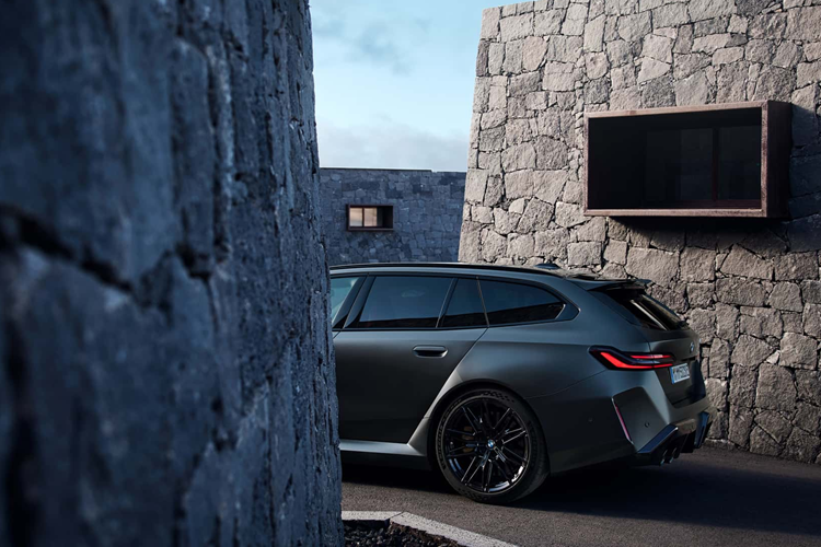 Xe cũng được trang bị thêm một cánh lướt gió trên mui được tích hợp gọn gàng dành riêng cho M5 Touring, kết hợp hài hòa với tính thẩm mỹ của đường nóc xe kéo dài. Các trang bị khác được lắp đặt trên xe bao gồm cửa sổ trời toàn cảnh Sky Lounge tiêu chuẩn, dải trang trí mui xe màu Đen bóng và rèm chỉnh điện phía sau tiêu chuẩn.