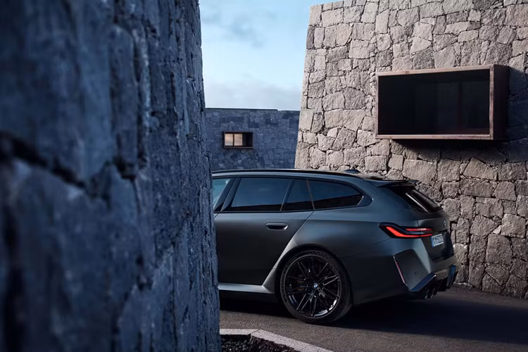 Xe cũng được trang bị thêm một cánh lướt gió trên mui được tích hợp gọn gàng dành riêng cho M5 Touring, kết hợp hài hòa với tính thẩm mỹ của đường nóc xe kéo dài. Các trang bị khác được lắp đặt trên xe bao gồm cửa sổ trời toàn cảnh Sky Lounge tiêu chuẩn, dải trang trí mui xe màu Đen bóng và rèm chỉnh điện phía sau tiêu chuẩn.