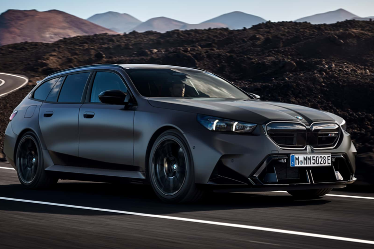 Sau nhiều tháng được nhiều người dùng chờ đợi, BMW cuối cùng đã công bố chiếc M5 Touring tại lễ hội Monterey. Nhìn bề ngoài, BMW M5 Touring 2025 mới trông rất ấn tượng với những đường nét góc cạnh và khỏe khoắn và ở ngoại thất, mẫu xe được trang bị một đường gân trải dài dọc theo toàn bộ chiều dài của Touring.