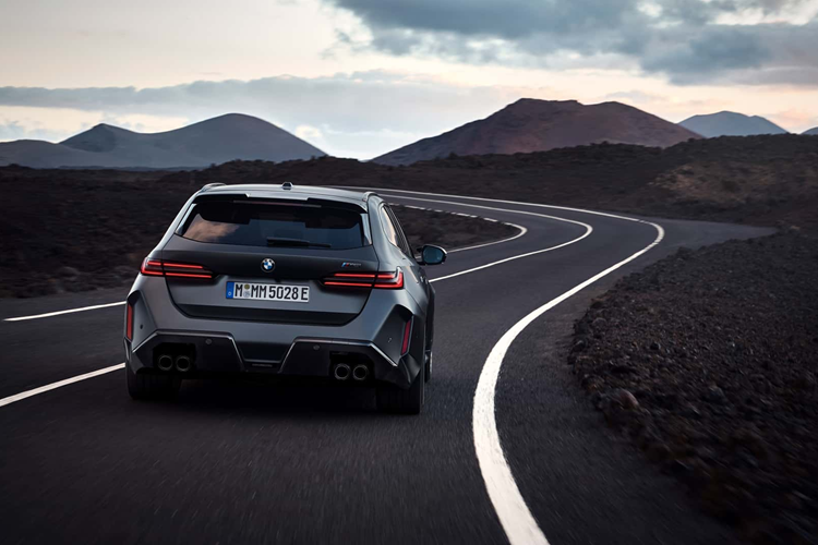 BMW M5 Touring 2025 sẽ ra mắt tại Tuần lễ ôtô Pebble Beach vào thứ Năm, ngày 15/8/2024. Mẫu xe sẽ ra mắt thị trường toàn cầu sẽ bắt đầu vào cuối năm nay, vào quý 4 năm 2024 và chiếc xe sẽ được công bố ở mức 121.500 USD cộng với phí vận chuyển và xử lý 1.175 USD.