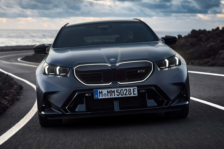 BMW M5 Touring 2025 kiểu dáng Wagon mới chỉ là biến thể thứ ba trong lịch sử của mẫu xe này và là biến thể đầu tiên kể từ E60 từng được giới thiệu vào năm 2007. Được biết, BMW Touring 2025 có trọng lượng ở mức 2.508 kg nhiều hơn 63 kg so với phiên bản sedan.