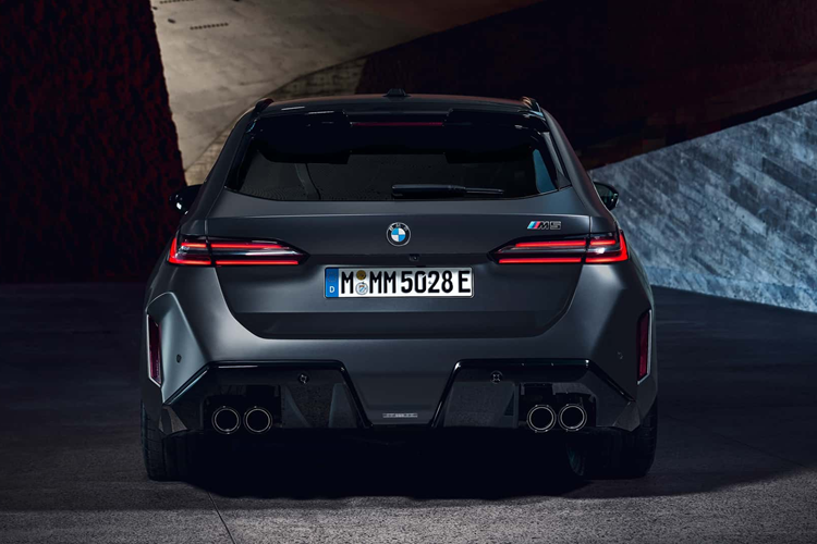 Cửa sau chỉnh điện mở ra để lộ khoang hành lý rộng trong khi tựa lưng hàng ghế sau có thể chia theo tỷ lệ 40:20:40. Phần còn lại của nội thất vẫn quen thuộc, với hệ thống đèn nội thất dành riêng cho M5, thiết kế vô lăng mới, Hệ điều hành BMW 8.5 và Màn hình cong với đồ họa giao diện dành riêng cho phiên bản M.