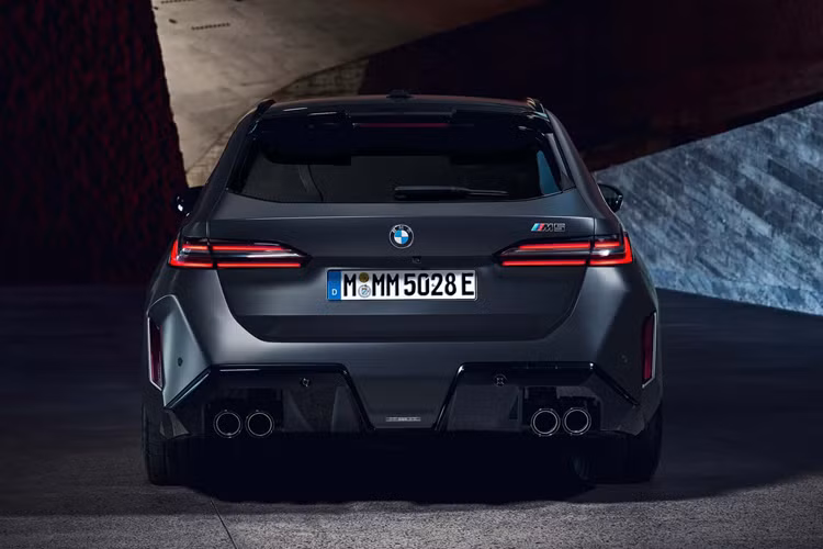 Cửa sau chỉnh điện mở ra để lộ khoang hành lý rộng trong khi tựa lưng hàng ghế sau có thể chia theo tỷ lệ 40:20:40. Phần còn lại của nội thất vẫn quen thuộc, với hệ thống đèn nội thất dành riêng cho M5, thiết kế vô lăng mới, Hệ điều hành BMW 8.5 và Màn hình cong với đồ họa giao diện dành riêng cho phiên bản M.