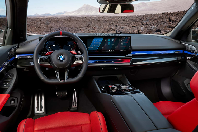 M5 Touring có thời gian tăng tốc từ 0 – 96 km/h trong khoảng 3,5 giây, nhiều hơn một chút so với 3,4 giây của phiên bản Sedan. BMW M5 Touring 2025 cũng sẽ đạt tốc độ lên tới 200 km/h trong 11,1 giây và đạt tốc độ tối đa 248 km/h hoặc 304 km/h nếu cài đặt gói M Driver tùy chọn.