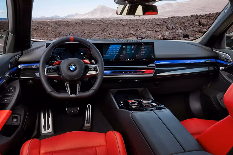 M5 Touring có thời gian tăng tốc từ 0 – 96 km/h trong khoảng 3,5 giây, nhiều hơn một chút so với 3,4 giây của phiên bản Sedan. BMW M5 Touring 2025 cũng sẽ đạt tốc độ lên tới 200 km/h trong 11,1 giây và đạt tốc độ tối đa 248 km/h hoặc 304 km/h nếu cài đặt gói M Driver tùy chọn.