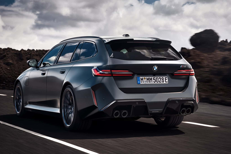 Mức giá xe BMW M5 Touring 2025 sẽ cao hơn 2.000 USD so với giá công bố của chiếc sedan M5 và cả hai chiếc xe sẽ được sản xuất cùng nhau tại nhà máy Dingolfing của BMW.