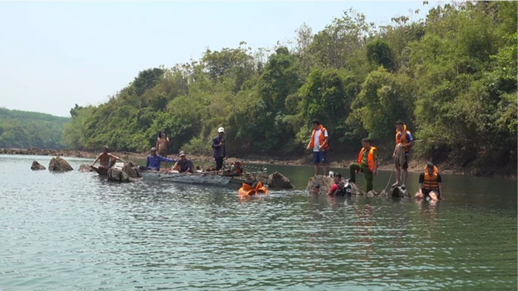 Tìm thấy thi thể 3 nữ sinh bị nước cuốn ở Bình Phước Tim thay thi the 3 nu sinh bi nuoc cuon o Binh Phuoc